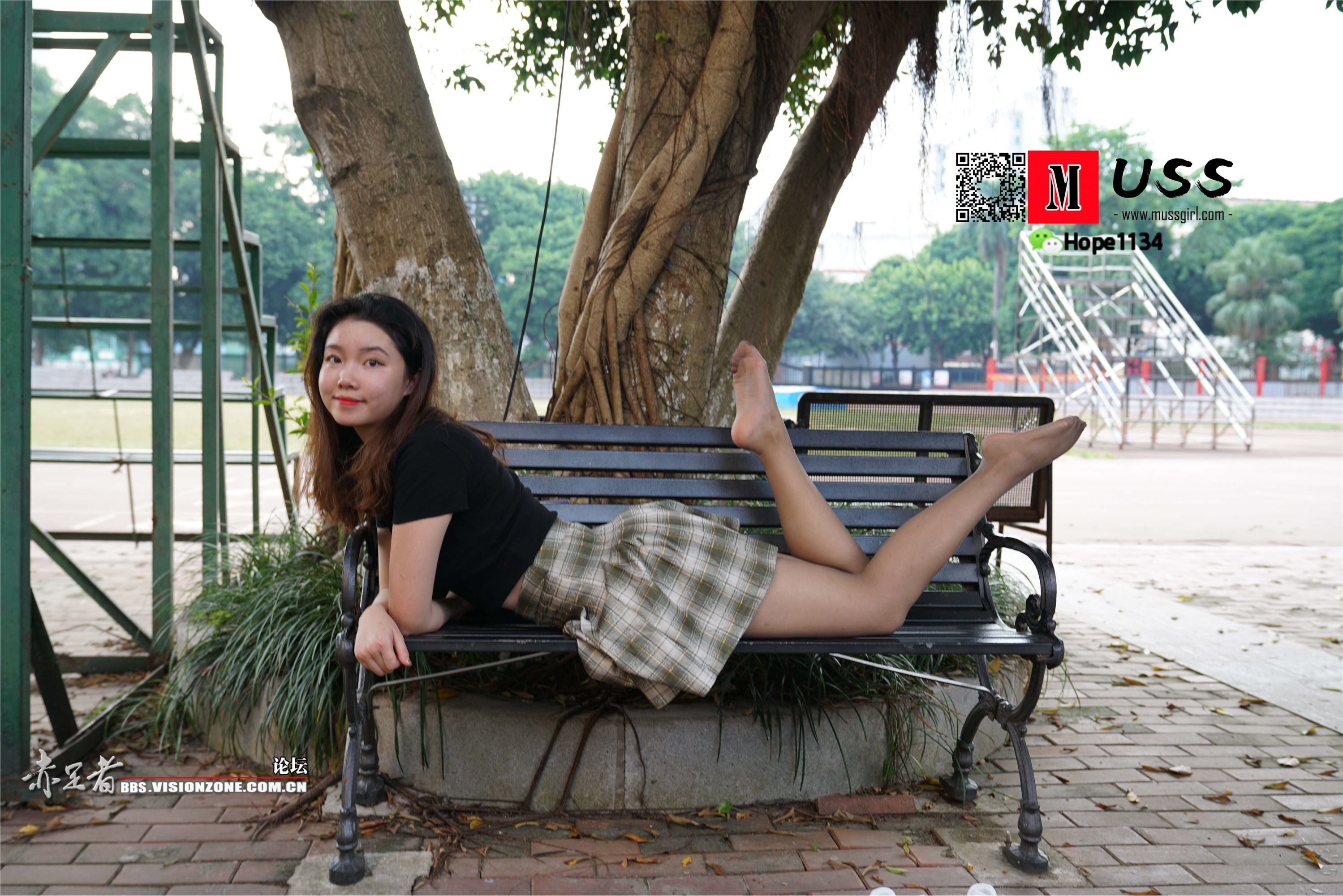 MussGirl慕丝女郎  NO.072 蒙古族舞蹈美少女嫩足灰丝公园写真